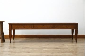 中古　DREXEL HERITAGE(ドレクセルヘリテイジ)　Triune(トライユン)　マホガニー材　クラシカルな佇まいのカクテルテーブル(センターテーブル、リビングテーブル、ローテーブル)(R-079539)