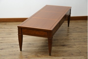 中古　DREXEL HERITAGE(ドレクセルヘリテイジ)　Triune(トライユン)　マホガニー材　クラシカルな佇まいのカクテルテーブル(センターテーブル、リビングテーブル、ローテーブル)(R-079539)