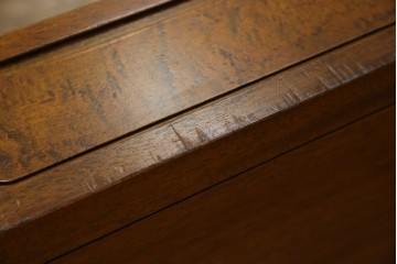 中古　DREXEL HERITAGE(ドレクセルヘリテイジ)　Triune(トライユン)　マホガニー材　クラシカルな佇まいのカクテルテーブル(センターテーブル、リビングテーブル、ローテーブル)(R-079539)