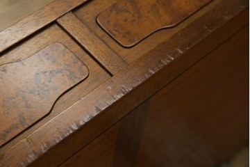 中古　DREXEL HERITAGE(ドレクセルヘリテイジ)　Triune(トライユン)　マホガニー材　クラシカルな佇まいのカクテルテーブル(センターテーブル、リビングテーブル、ローテーブル)(R-079539)