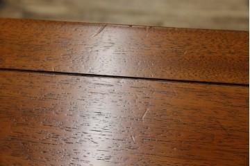 中古　DREXEL HERITAGE(ドレクセルヘリテイジ)　Triune(トライユン)　マホガニー材　クラシカルな佇まいのカクテルテーブル(センターテーブル、リビングテーブル、ローテーブル)(R-079539)