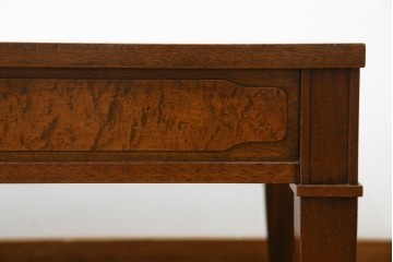 中古　DREXEL HERITAGE(ドレクセルヘリテイジ)　Triune(トライユン)　マホガニー材　クラシカルな佇まいのカクテルテーブル(センターテーブル、リビングテーブル、ローテーブル)(R-079539)