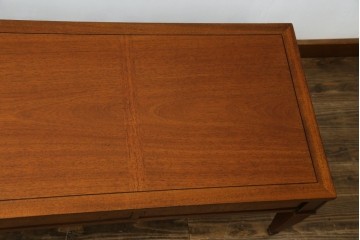 中古　DREXEL HERITAGE(ドレクセルヘリテイジ)　Triune(トライユン)　マホガニー材　クラシカルな佇まいのカクテルテーブル(センターテーブル、リビングテーブル、ローテーブル)(R-079539)