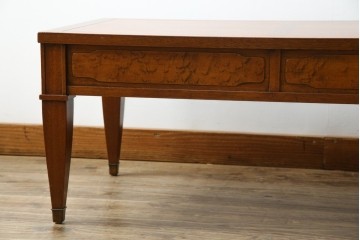 中古　DREXEL HERITAGE(ドレクセルヘリテイジ)　Triune(トライユン)　マホガニー材　クラシカルな佇まいのカクテルテーブル(センターテーブル、リビングテーブル、ローテーブル)(R-079539)