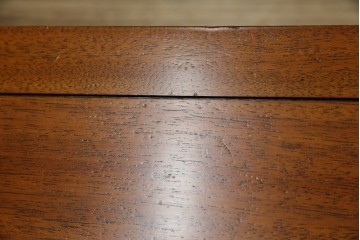 中古　DREXEL HERITAGE(ドレクセルヘリテイジ)　Triune(トライユン)　マホガニー材　クラシカルな佇まいのカクテルテーブル(センターテーブル、リビングテーブル、ローテーブル)(R-079539)