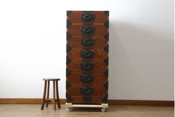 中古　美品　岩谷堂箪笥　引き出し7杯　こだわりの意匠が目を引く収納力抜群の縦型チェスト(整理箪笥、収納箪笥、引き出し、ハイチェスト、和たんす)(R-079544)