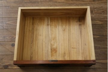 中古　美品　岩谷堂箪笥　引き出し7杯　こだわりの意匠が目を引く収納力抜群の縦型チェスト(整理箪笥、収納箪笥、引き出し、ハイチェスト、和たんす)(R-079544)