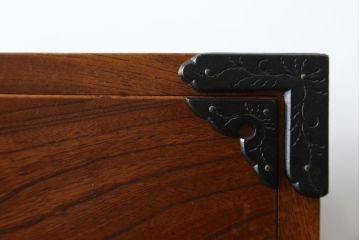 中古　美品　岩谷堂箪笥　引き出し7杯　こだわりの意匠が目を引く収納力抜群の縦型チェスト(整理箪笥、収納箪笥、引き出し、ハイチェスト、和たんす)(R-079544)