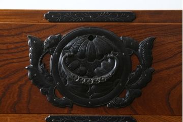 中古　美品　岩谷堂箪笥　引き出し7杯　こだわりの意匠が目を引く収納力抜群の縦型チェスト(整理箪笥、収納箪笥、引き出し、ハイチェスト、和たんす)(R-079544)