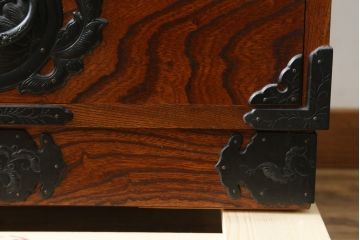 中古　美品　岩谷堂箪笥　引き出し7杯　こだわりの意匠が目を引く収納力抜群の縦型チェスト(整理箪笥、収納箪笥、引き出し、ハイチェスト、和たんす)(R-079544)