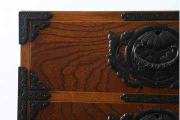 中古　美品　岩谷堂箪笥　引き出し7杯　こだわりの意匠が目を引く縦型チェスト　(R-079544)