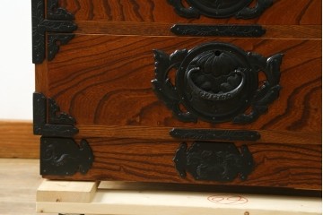中古　美品　岩谷堂箪笥　引き出し7杯　こだわりの意匠が目を引く縦型チェスト　(R-079544)