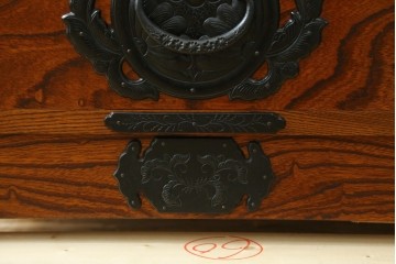 中古　美品　岩谷堂箪笥　引き出し7杯　こだわりの意匠が目を引く縦型チェスト　(R-079544)