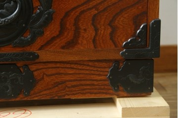 中古　美品　岩谷堂箪笥　引き出し7杯　こだわりの意匠が目を引く縦型チェスト　(R-079544)