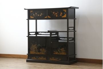 中古　輪島塗り　明斎　内扉にも精細で美しい蒔絵が施された贅沢な漆塗りの飾り棚(茶棚、違い棚、収納棚、戸棚)(定価約300万円)(R-079545)