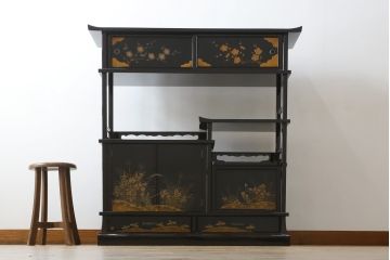 中古　輪島塗り　明斎　内扉にも精細で美しい蒔絵が施された贅沢な漆塗りの飾り棚(茶棚、違い棚、収納棚、戸棚)(定価約300万円)(R-079545)