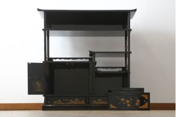 中古　輪島塗り　明斎　内扉にも精細で美しい蒔絵が施された贅沢な漆塗りの飾り棚(茶棚、違い棚、収納棚、戸棚)(定価約300万円)(R-079545)