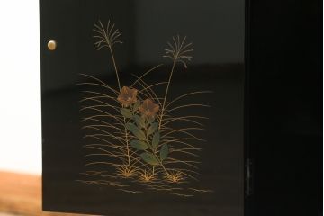 中古　輪島塗り　明斎　内扉にも精細で美しい蒔絵が施された贅沢な漆塗りの飾り棚(茶棚、違い棚、収納棚、戸棚)(定価約300万円)(R-079545)