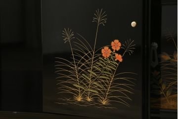 中古　輪島塗り　明斎　内扉にも精細で美しい蒔絵が施された贅沢な漆塗りの飾り棚(茶棚、違い棚、収納棚、戸棚)(定価約300万円)(R-079545)