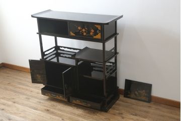 中古　輪島塗り　明斎　内扉にも精細で美しい蒔絵が施された贅沢な漆塗りの飾り棚(茶棚、違い棚、収納棚、戸棚)(定価約300万円)(R-079545)