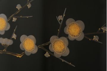 中古　輪島塗り　明斎　内扉にも精細で美しい蒔絵が施された贅沢な漆塗りの飾り棚(茶棚、違い棚、収納棚、戸棚)(定価約300万円)(R-079545)