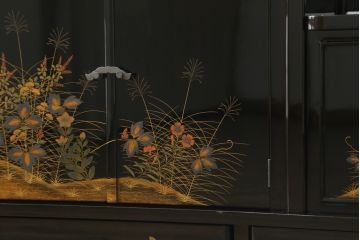 中古　輪島塗り　明斎　内扉にも精細で美しい蒔絵が施された贅沢な漆塗りの飾り棚(茶棚、違い棚、収納棚、戸棚)(定価約300万円)(R-079545)