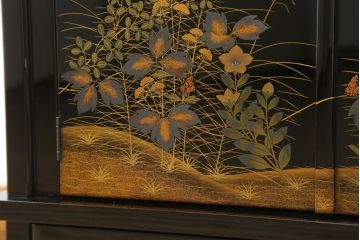 中古　輪島塗り　明斎　内扉にも精細で美しい蒔絵が施された贅沢な漆塗りの飾り棚(茶棚、違い棚、収納棚、戸棚)(定価約300万円)(R-079545)