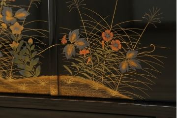 中古　輪島塗り　明斎　内扉にも精細で美しい蒔絵が施された贅沢な漆塗りの飾り棚(茶棚、違い棚、収納棚、戸棚)(定価約300万円)(R-079545)