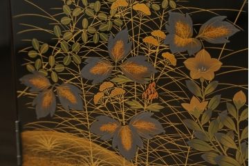 中古　輪島塗り　明斎　内扉にも精細で美しい蒔絵が施された贅沢な漆塗りの飾り棚(茶棚、違い棚、収納棚、戸棚)(定価約300万円)(R-079545)