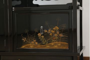 中古　輪島塗り　明斎　内扉にも精細で美しい蒔絵が施された贅沢な漆塗りの飾り棚(茶棚、違い棚、収納棚、戸棚)(定価約300万円)(R-079545)