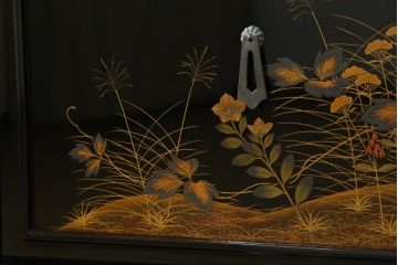 中古　輪島塗り　明斎　内扉にも精細で美しい蒔絵が施された贅沢な漆塗りの飾り棚(茶棚、違い棚、収納棚、戸棚)(定価約300万円)(R-079545)
