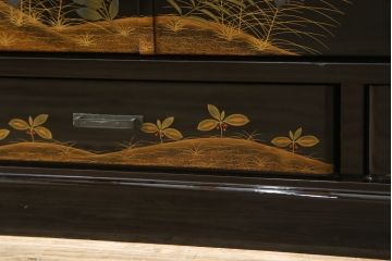 中古　輪島塗り　明斎　内扉にも精細で美しい蒔絵が施された贅沢な漆塗りの飾り棚(茶棚、違い棚、収納棚、戸棚)(定価約300万円)(R-079545)