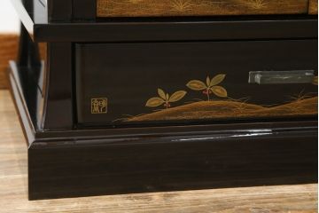 中古　輪島塗り　明斎　内扉にも精細で美しい蒔絵が施された贅沢な漆塗りの飾り棚(茶棚、違い棚、収納棚、戸棚)(定価約300万円)(R-079545)