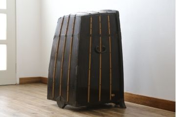 希少!!　江戸期　背負鎧櫃(よろいびつ)　彫金金具　武具　甲冑(R-079551)
