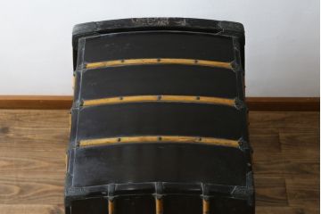 希少!!　江戸期　背負鎧櫃(よろいびつ)　彫金金具　武具　甲冑(R-079551)
