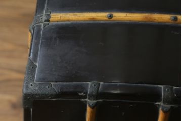 希少!!　江戸期　背負鎧櫃(よろいびつ)　彫金金具　武具　甲冑(R-079551)