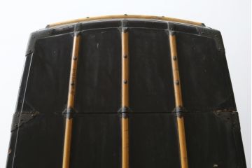 希少!!　江戸期　背負鎧櫃(よろいびつ)　彫金金具　武具　甲冑(R-079551)
