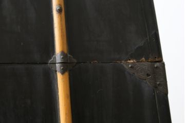 希少!!　江戸期　背負鎧櫃(よろいびつ)　彫金金具　武具　甲冑(R-079551)