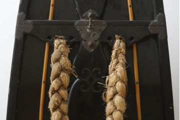 希少!!　江戸期　背負鎧櫃(よろいびつ)　彫金金具　武具　甲冑(R-079551)