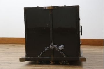 希少!!　江戸期　背負鎧櫃(よろいびつ)　彫金金具　武具　甲冑(R-079551)