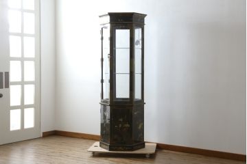 アジアンビンテージ　シノワズリ様式　照明付き　細部までこだわりの装飾が施された六角形のキュリオケース(飾り棚、陳列棚、収納棚、戸棚、ガラスケース、ショーケース、コレクションケース、キャビネット、ヴィンテージ、店舗什器)(R-079552)