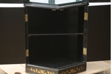 アジアンビンテージ　シノワズリ様式　照明付き　細部までこだわりの装飾が施された六角形のキュリオケース(飾り棚、陳列棚、収納棚、戸棚、ガラスケース、ショーケース、コレクションケース、キャビネット、ヴィンテージ、店舗什器)(R-079552)