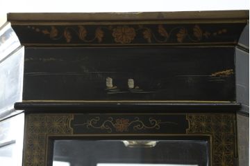 アジアンビンテージ　シノワズリ様式　照明付き　細部までこだわりの装飾が施された六角形のキュリオケース(飾り棚、陳列棚、収納棚、戸棚、ガラスケース、ショーケース、コレクションケース、キャビネット、ヴィンテージ、店舗什器)(R-079552)