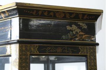 アジアンビンテージ　シノワズリ様式　照明付き　細部までこだわりの装飾が施された六角形のキュリオケース(飾り棚、陳列棚、収納棚、戸棚、ガラスケース、ショーケース、コレクションケース、キャビネット、ヴィンテージ、店舗什器)(R-079552)