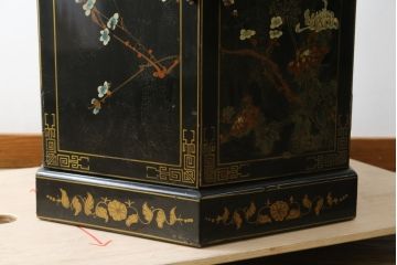 アジアンビンテージ　シノワズリ様式　照明付き　細部までこだわりの装飾が施された六角形のキュリオケース(飾り棚、陳列棚、収納棚、戸棚、ガラスケース、ショーケース、コレクションケース、キャビネット、ヴィンテージ、店舗什器)(R-079552)
