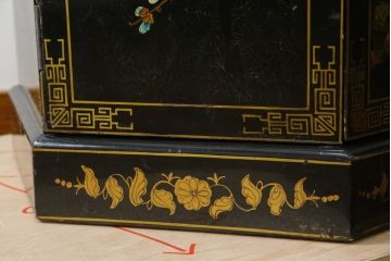 アジアンビンテージ　シノワズリ様式　照明付き　細部までこだわりの装飾が施された六角形のキュリオケース(飾り棚、陳列棚、収納棚、戸棚、ガラスケース、ショーケース、コレクションケース、キャビネット、ヴィンテージ、店舗什器)(R-079552)