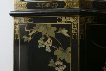 アジアンビンテージ　シノワズリ様式　照明付き　細部までこだわりの装飾が施された六角形のキュリオケース(飾り棚、陳列棚、収納棚、戸棚、ガラスケース、ショーケース、コレクションケース、キャビネット、ヴィンテージ、店舗什器)(R-079552)