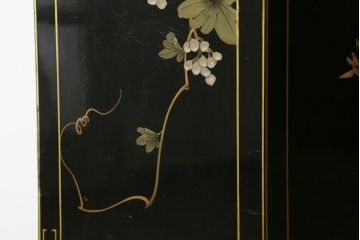 アジアンビンテージ　シノワズリ様式　照明付き　細部までこだわりの装飾が施された六角形のキュリオケース(飾り棚、陳列棚、収納棚、戸棚、ガラスケース、ショーケース、コレクションケース、キャビネット、ヴィンテージ、店舗什器)(R-079552)