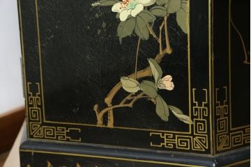 アジアンビンテージ　シノワズリ様式　照明付き　細部までこだわりの装飾が施された六角形のキュリオケース(飾り棚、陳列棚、収納棚、戸棚、ガラスケース、ショーケース、コレクションケース、キャビネット、ヴィンテージ、店舗什器)(R-079552)