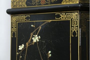 アジアンビンテージ　シノワズリ様式　照明付き　細部までこだわりの装飾が施された六角形のキュリオケース(飾り棚、陳列棚、収納棚、戸棚、ガラスケース、ショーケース、コレクションケース、キャビネット、ヴィンテージ、店舗什器)(R-079552)